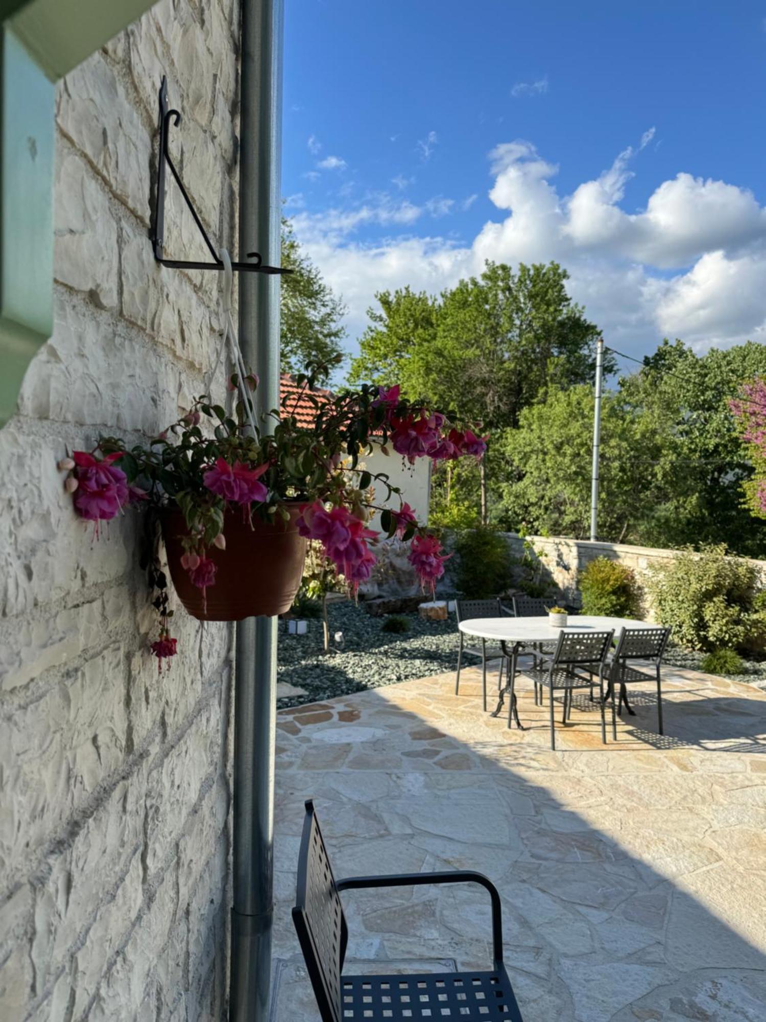 Aristi Boutique Stonehouse With Attic Apartman Kültér fotó